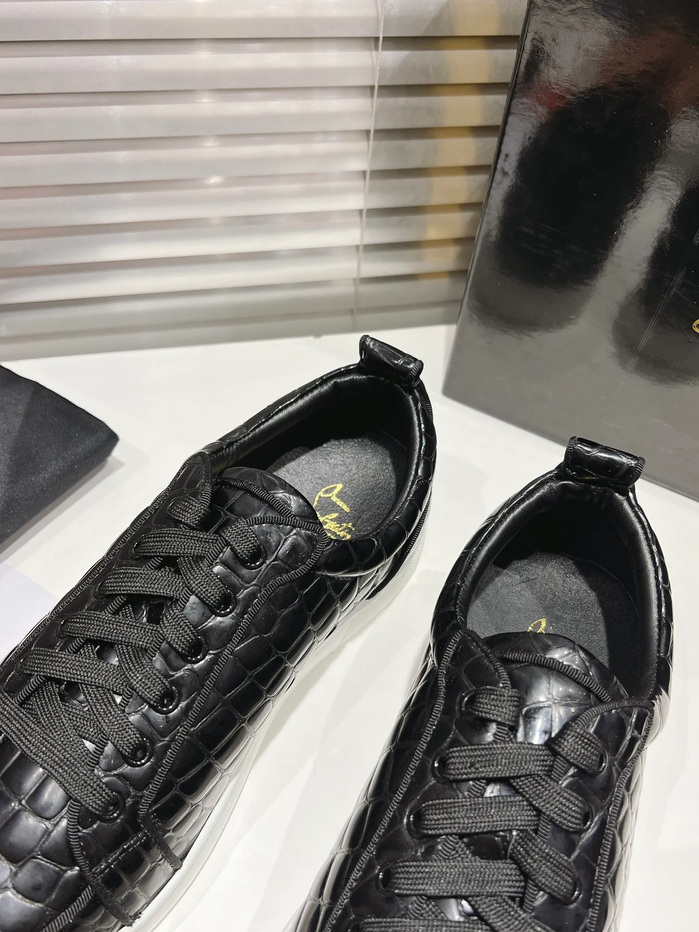 👟👟Ex-factory price 680👟👟 ╔Low top black stone pattern rim model╗ ·Top version customization·²⁰²²𝐬𝐬 𝑪𝒉𝒓𝒊𝒔𝒕𝒊𝒂𝒏 𝑳𝒐𝒖𝒃𝒐𝒖𝒕𝒊𝒏 ▪️No matter the last shape, fabric, diamonds, nails, lining, outsole, they are as close as possible to ZP... ▪️The original sole is specially provided by the original factory ▪️The lining is imported water-dyed cowhide ▪️Private customization time is about 3-7 days —————— Size: Women's 35M-41M Men's 38M-47M, half size can be customized